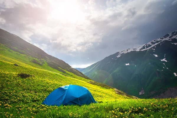 Wanderzelt in den Bergen — Stockfoto