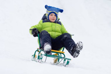 Küçük çocuk kızağı binmek kar Dağı'nda kış aylarında