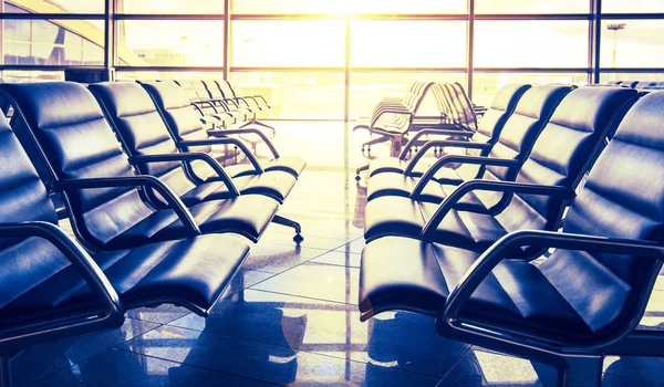 Καθίσματα στην αίθουσα αναμονής αεροδρομίου στο φως του ήλιου. — Φωτογραφία Αρχείου