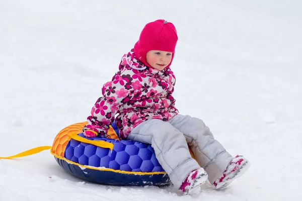 Çocuk kar tepeden aşağı rulo