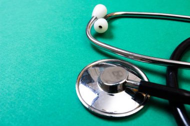 Yeşil arkaplanda steteskop