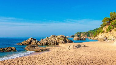 Costa Brava 'daki deniz manzarası. Lloret de mar 'daki Cala de Boadella platformu.