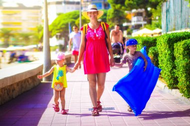 Aile devam deniz plaj için yaz tatili