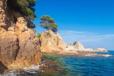 Costa Brava 'daki deniz kıyısı, Cala de Boadella plajı yakınlarındaki Lloret de Mar..