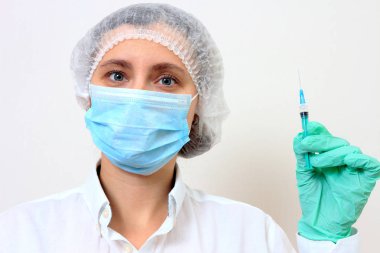 Kadın doktor şırınga ve yüz maskesi