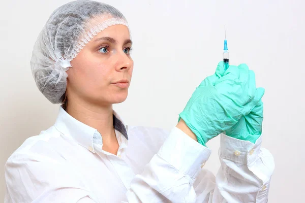 Жінка-лікар з вакциною в шприці — стокове фото