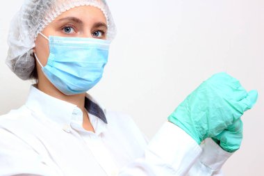 kadın doktor maskeli şırınga ile