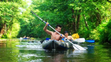 Vahşi nehirde rafting. Arkadaşları ile birlikte Kayak.