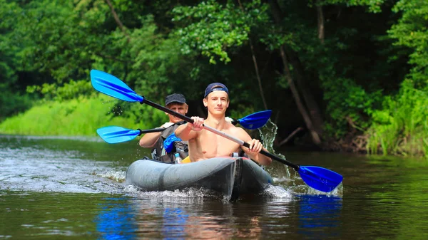 Przyjaciele rafting w kajaku razem na dzika rzeka. — Zdjęcie stockowe