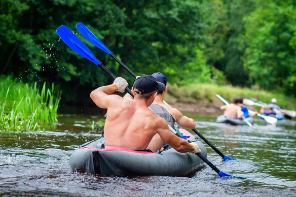 Rafting im wilden Fluss. Freunde im Kanu mit Rudern — Stockfoto