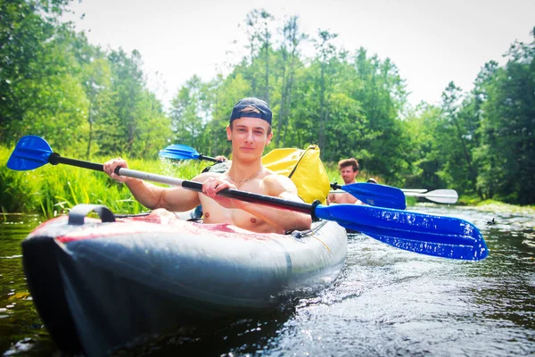 Kayak homme dans la rivière sauvage — Photo