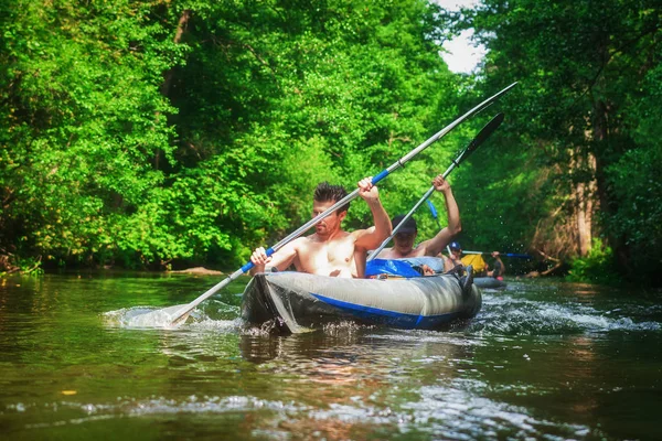 Spływy kajakowe w łodzi. Mężczyzn, Wiosłowanie kajakami. Rafting na rzece. — Zdjęcie stockowe