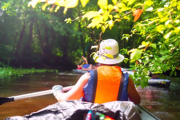 Frau im Kajak auf dem Fluss. Kajakfahren . — Stockfoto