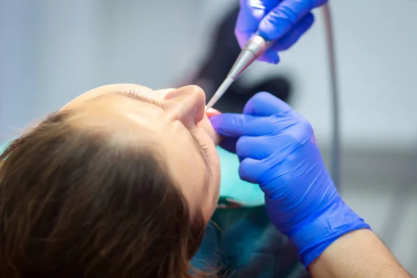 Tandläkare behandla tänderna av kvinnlig patient i tandvårdsklinik. — Stockfoto