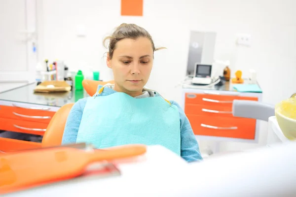 Mujer en silla dental en recepción en el dentista . —  Fotos de Stock