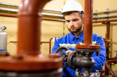 Mekanik teknisyeni kapalı kapı kapak boru hattı üzerinde