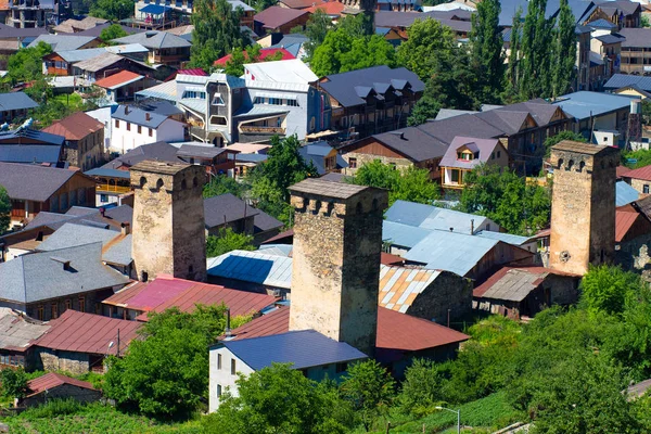 Mestia village, Svaneti, Grúziában. Családi házak és a Svan tornyok teteje. — Stock Fotó