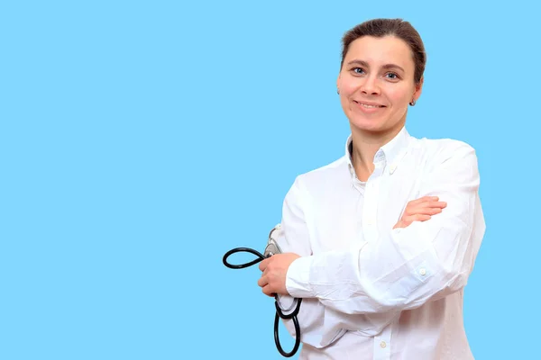 Portret van arts therapeut met stethoscoop op blauwe achtergrond. — Stockfoto