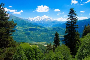 Bahar dağlar. Dağ manzarası