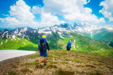 Yürüyüşçüler Alpleri'nde. Backpackers dağlarda yürüyüş