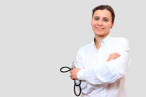 Lachende therapeut van de vrouwelijke arts met de stethoscoop. — Stockfoto