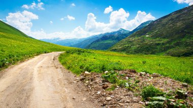 Dağ manzarası ile patika Gürcistan, Svaneti