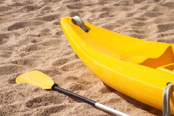 Caiaque com remo na praia do mar arenoso — Fotografia de Stock