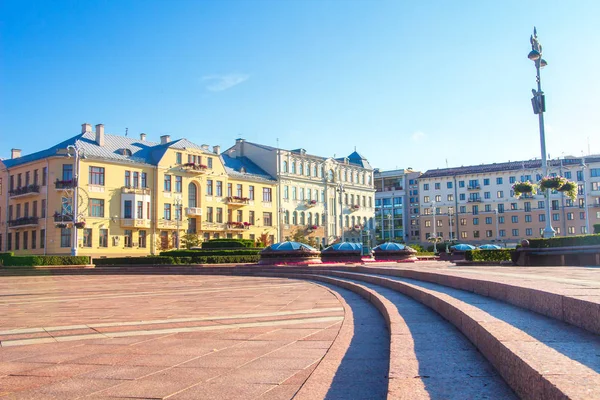 Minsk, Bielorussia paesaggio urbano nella giornata di sole. Architettura case esterne a Minsk . — Foto Stock