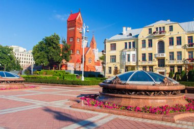 Minsk Beyaz Rusya. Yaz aylarında, bağımsızlık genel meydanında kırmızı kilise