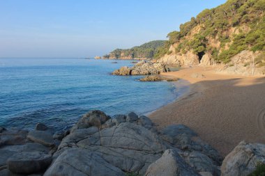 Cala de Boadella deniz sahili manzarası, Lloret de Mar, Costa Brava, İspanya