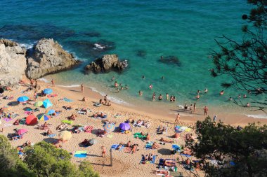 Turistlere deniz plaj cala de boadella Lloret de Mar, İspanya
