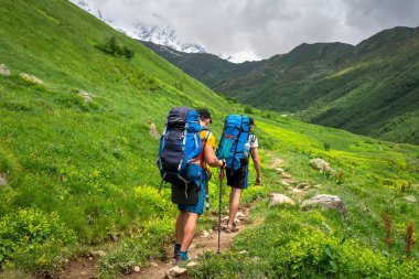 Arkadaşlar iz dağlarda hiking üzerinde yürümek. Dağ trek erkeklerde.