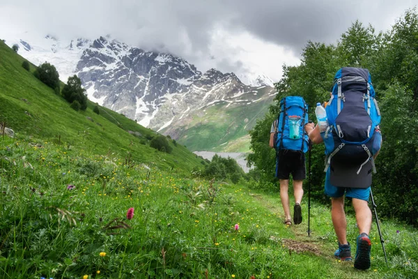 Vrienden in berg trek. Backpackers wandelen op bergen trail. Wandelen in de highlands. Klimmen. — Stockfoto