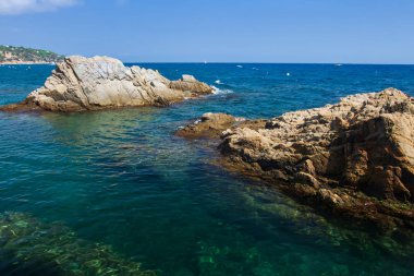 Kayalar sahil Lloret de Mar, Costa Brava, İspanya. Doğa deniz manzara güneşli.