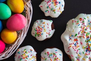 Paskalya arka plan. Tatlı çörekler ve renkli yumurta Paskalya kutlamaları için.