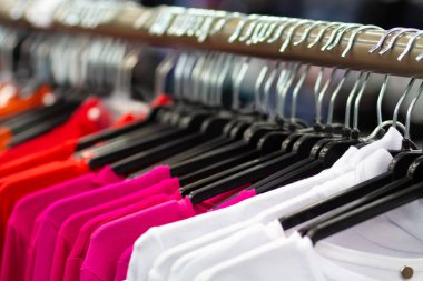 Giyim bluz ve kazak moda butik askı üzerinde.