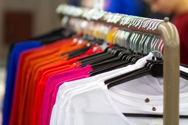 Elbise askıları bir giyim mağazası.