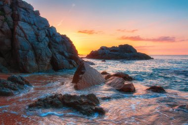 Costa Brava plajda gündoğumu açık sabah, İspanya