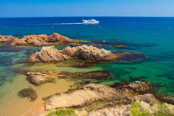 Испания, побережье Коста Брава. Средиземное море с белой яхтой — стоковое фото