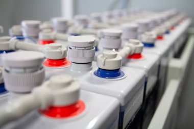 Pillerin doğru akım satırda. DC akü.