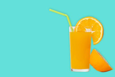 Cam portakal suyu ve turkuaz arka plan üzerinde izole dilim portakal ile