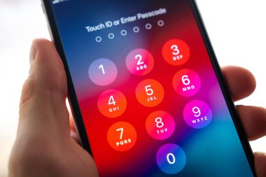 Smartphone ekranda şifre veya dokunmatik kimliği girin