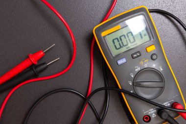 Elektrik multimetre. Elektrik ölçü aygıtı. Elektrikçi alet ölçümleri için.