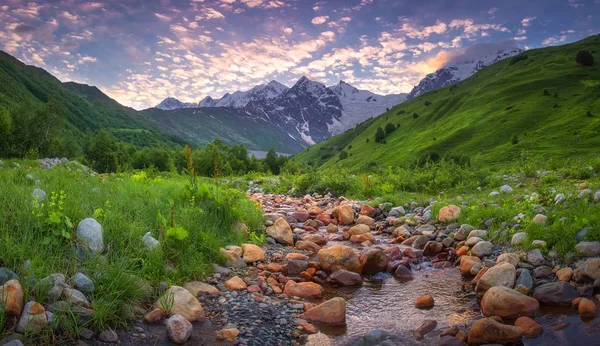 Mooi berglandschap in Oostenrijkse Alpen bij zonsopgang — Stockfoto