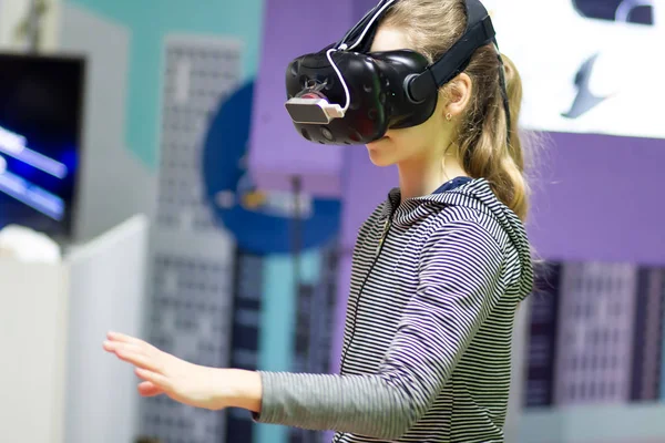 Mädchen mit 3D-Brille mit Virtual-Reality-Maske auf der Roboter-Expo. zukünftiges Technologiekonzept — Stockfoto