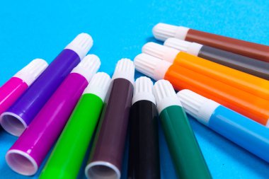 Multi işaretleri mavi arka plan üzerinde renkli