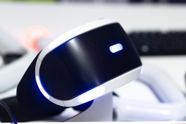 Sanal gerçeklik 3d maskesi. Vr teknolojisi, cyber eğlence oyun. 3D gözlük ve kulaklık