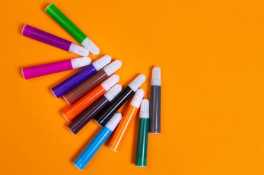 Yaratıcı sanat tasarımı ile çok işaretleri sarı arka plan üzerinde renkli