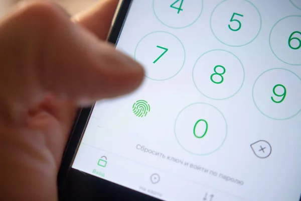 Login und Passwort in Smartphone-Anwendung eingeben. persönliche Sicherheit in mobilen Geräten. Benutzername und Weitergabe auf dem Telefonbildschirm — Stockbild Login und Passwort in Smartphone-Anwendung eingeben. Persönliche Sicherheit — Stockfoto