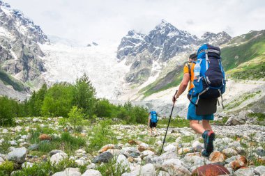 Dağlarda tırmanma. Dağ zirvesine trekking